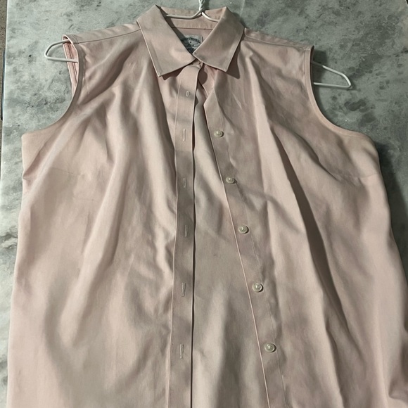 Business causal pink button down by Brook’s Brothers. Petite 2 - Picture 1 of 2